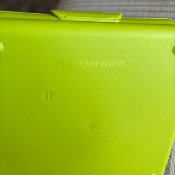 ECO Tupperware Green PEACE Lunchbox Sandwich Keeper 5"H x 5"W x 2"D - Picture 4 of 4